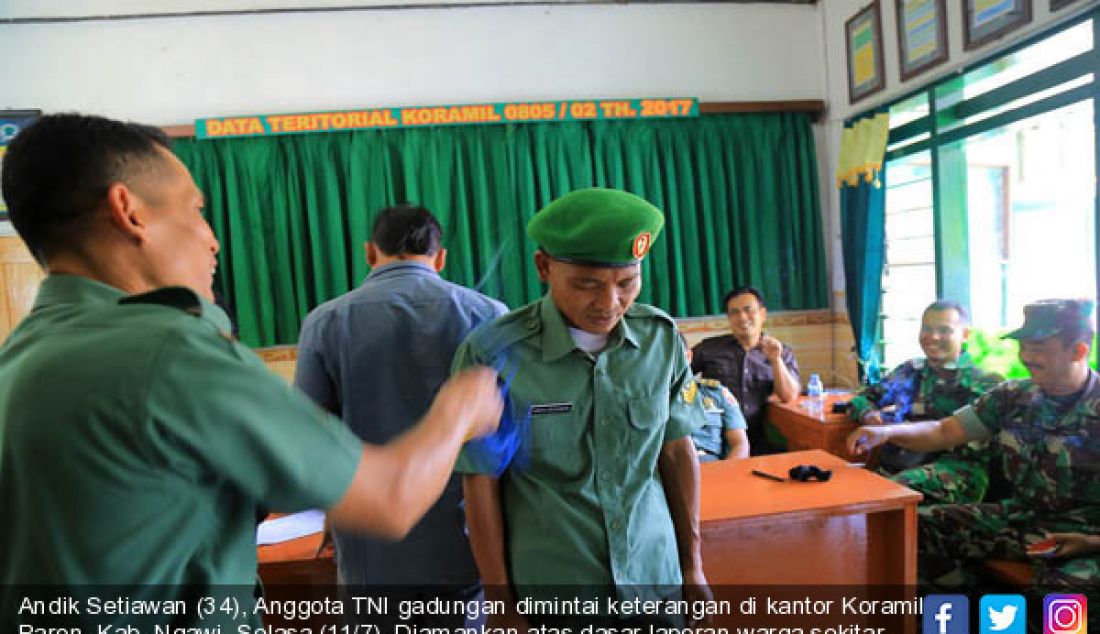 Andik Setiawan (34), Anggota TNI gadungan dimintai keterangan di kantor Koramil Paron, Kab. Ngawi, Selasa (11/7). Diamankan atas dasar laporan warga sekitar yang curiga akan gerak gerik pemuda ini. - JPNN.com