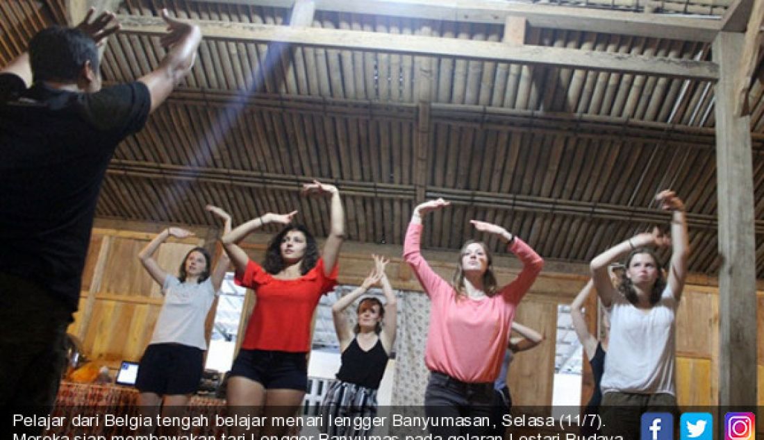 Pelajar dari Belgia tengah belajar menari lengger Banyumasan, Selasa (11/7). Mereka siap membawakan tari Lengger Banyumas pada gelaran Lestari Budaya Kamandaka, yang akan diselenggarakan di Bukit Bintang, Baturraden, Banyumas - JPNN.com