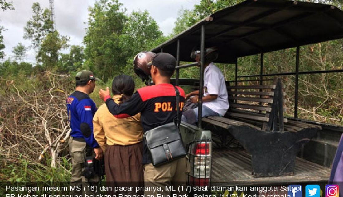 Pasangan mesum MS (16) dan pacar prianya, ML (17) saat diamankan anggota Satpol PP Kobar di panggung belakang Pangkalan Bun Park, Selasa (11/7). Kedua remaja sekolah itu tertangkap basah anggota patroli. - JPNN.com