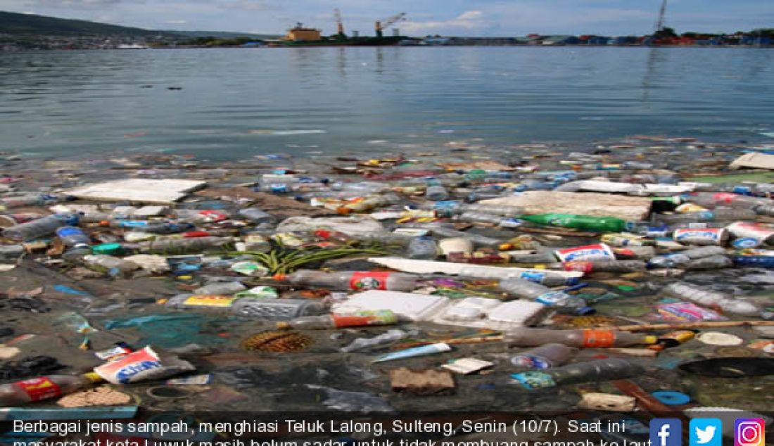 Berbagai jenis sampah, menghiasi Teluk Lalong, Sulteng, Senin (10/7). Saat ini masyarakat kota Luwuk masih belum sadar untuk tidak membuang sampah ke laut. - JPNN.com