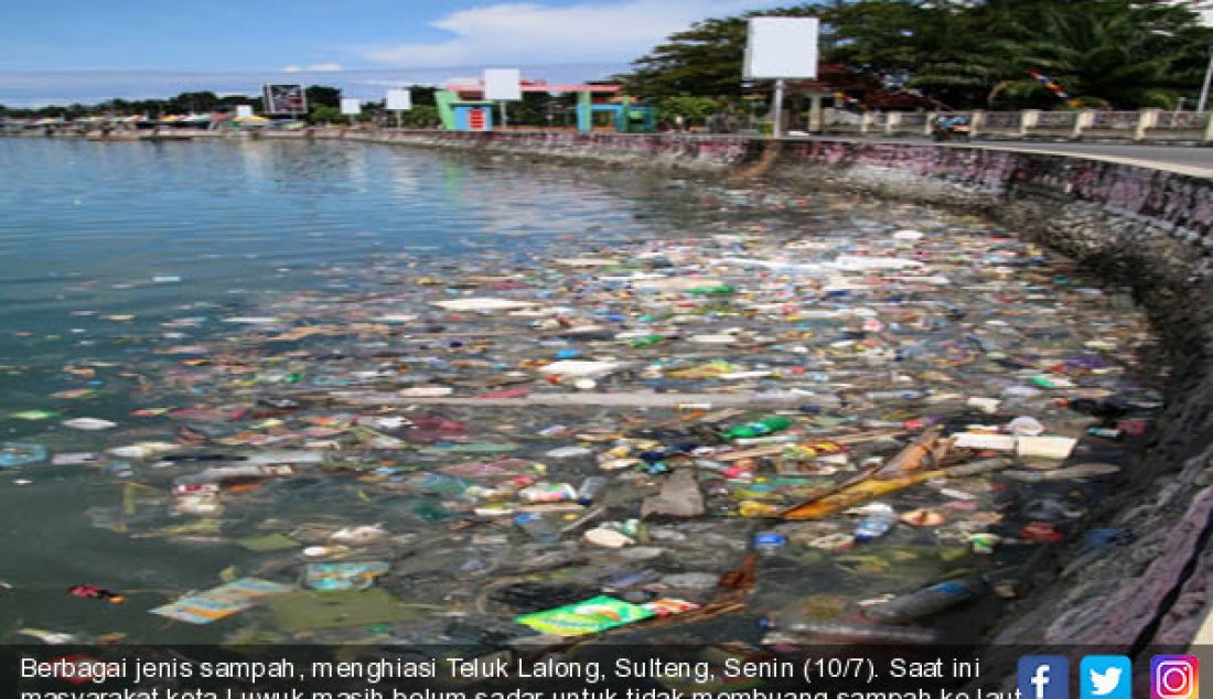 Berbagai jenis sampah, menghiasi Teluk Lalong, Sulteng, Senin (10/7). Saat ini masyarakat kota Luwuk masih belum sadar untuk tidak membuang sampah ke laut. - JPNN.com