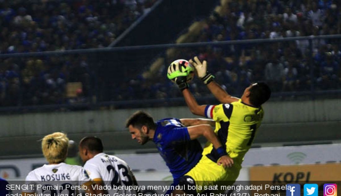 SENGIT: Pemain Persib, Vlado berupaya menyundul bola saat menghadapi Persela pada lanjutan Liga 1 di Stadion Gelora Bandung Lautan Api,Rabu (12/7). Berbagi satu poin setelah di tahan imbang lawannya dengan skor (1-1). - JPNN.com