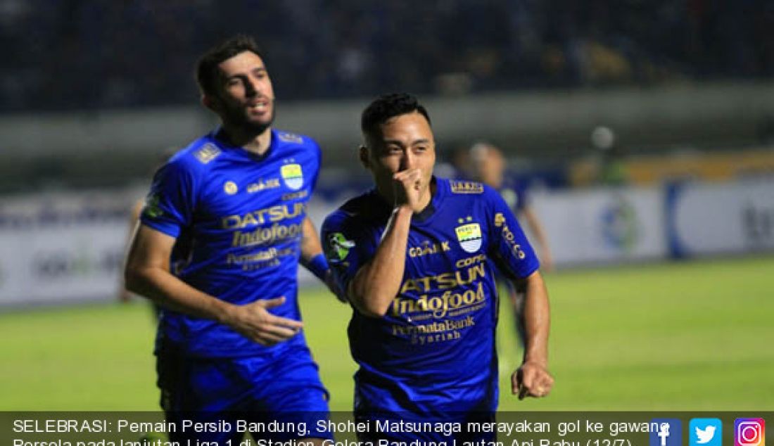 SELEBRASI: Pemain Persib Bandung, Shohei Matsunaga merayakan gol ke gawang Persela pada lanjutan Liga 1 di Stadion Gelora Bandung Lautan Api,Rabu (12/7). Berbagi satu poin setelah di tahan imbang lawannya dengan skor (1-1). - JPNN.com