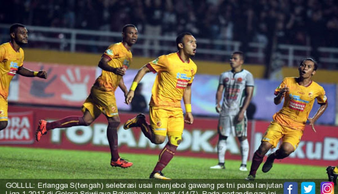 GOLLLL: Erlangga S(tengah) selebrasi usai menjebol gawang ps tni pada lanjutan Liga 1 2017 di Gelora Sriwijaya Palembang, Jumat (14/7). Pada pertandingan ini SFC unggul 2-1 atas tamunya PS TNI. - JPNN.com