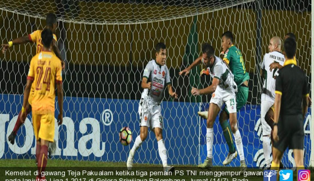 Kemelut di gawang Teja Pakualam ketika tiga pemain PS TNI menggempur gawang SFC pada lanjutan Liga 1 2017 di Gelora Sriwijaya Palembang, Jumat (14/7). Pada pertandingan ini SFC unggul 2-1 atas tamunya PS TNI. - JPNN.com