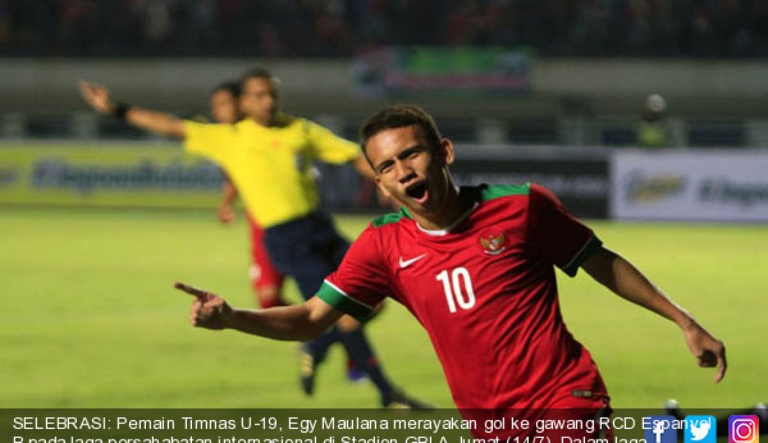 SELEBRASI: Pemain Timnas U-19, Egy Maulana merayakan gol ke gawang RCD Espanyol B pada laga persahabatan internasional di Stadion GBLA,Jumat (14/7). Dalam laga tersebut, Garuda muda dikalahkah tamunya dengan skor akhir (4-2). - JPNN.com