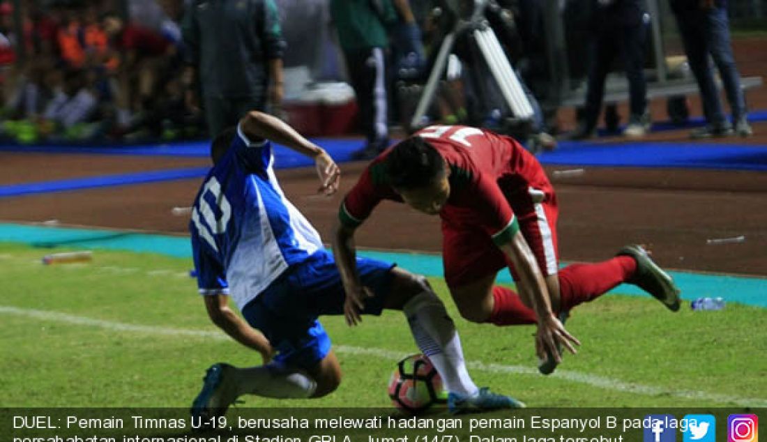 DUEL: Pemain Timnas U-19, berusaha melewati hadangan pemain Espanyol B pada laga persahabatan internasional di Stadion GBLA, Jumat (14/7). Dalam laga tersebut, Garuda muda dikalahkah tamunya dengan skor akhir (4-2). - JPNN.com