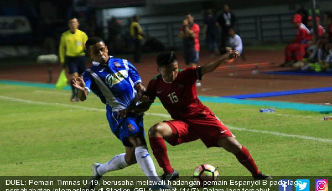 DUEL: Pemain Timnas U-19, berusaha melewati hadangan pemain Espanyol B pada laga persahabatan internasional di Stadion GBLA, Jumat (14/7). Dalam laga tersebut, Garuda muda dikalahkah tamunya dengan skor akhir (4-2). - JPNN.com