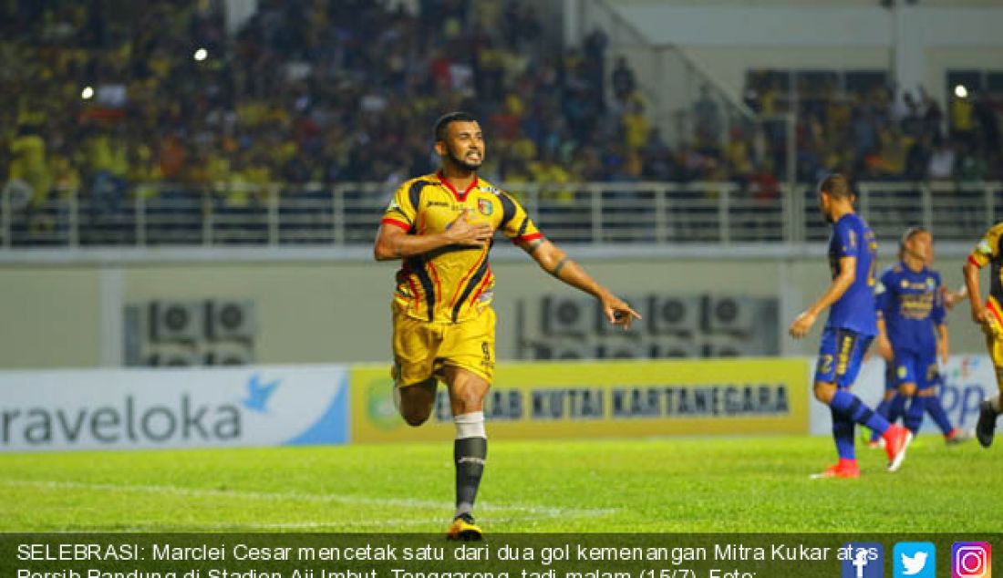 SELEBRASI: Marclei Cesar mencetak satu dari dua gol kemenangan Mitra Kukar atas Persib Bandung di Stadion Aji Imbut, Tenggarong, tadi malam (15/7). - JPNN.com