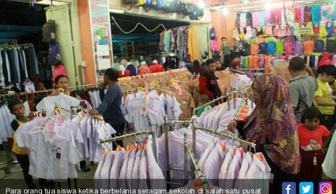 Para orang tua siswa ketika berbelanja seragam sekolah di salah satu pusat perbelanjaan di Kota Gorontalo, Minggu (16/7). - JPNN.com