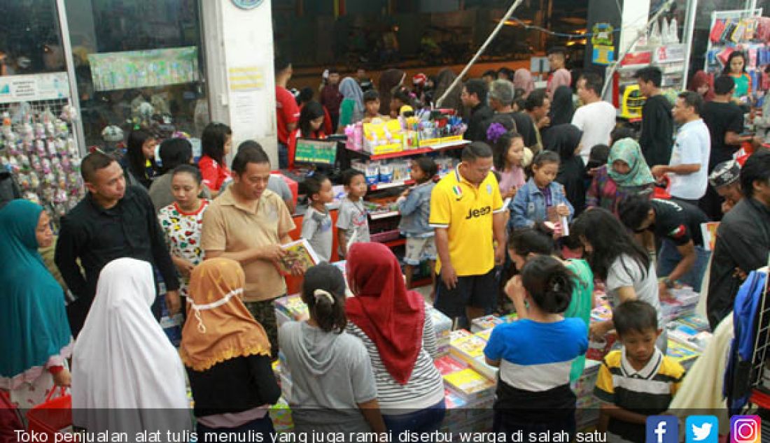 Toko penjualan alat tulis menulis yang juga ramai diserbu warga di salah satu pusat perbelanjaan di Kota Gorontaalo, Minggu (16/7). - JPNN.com