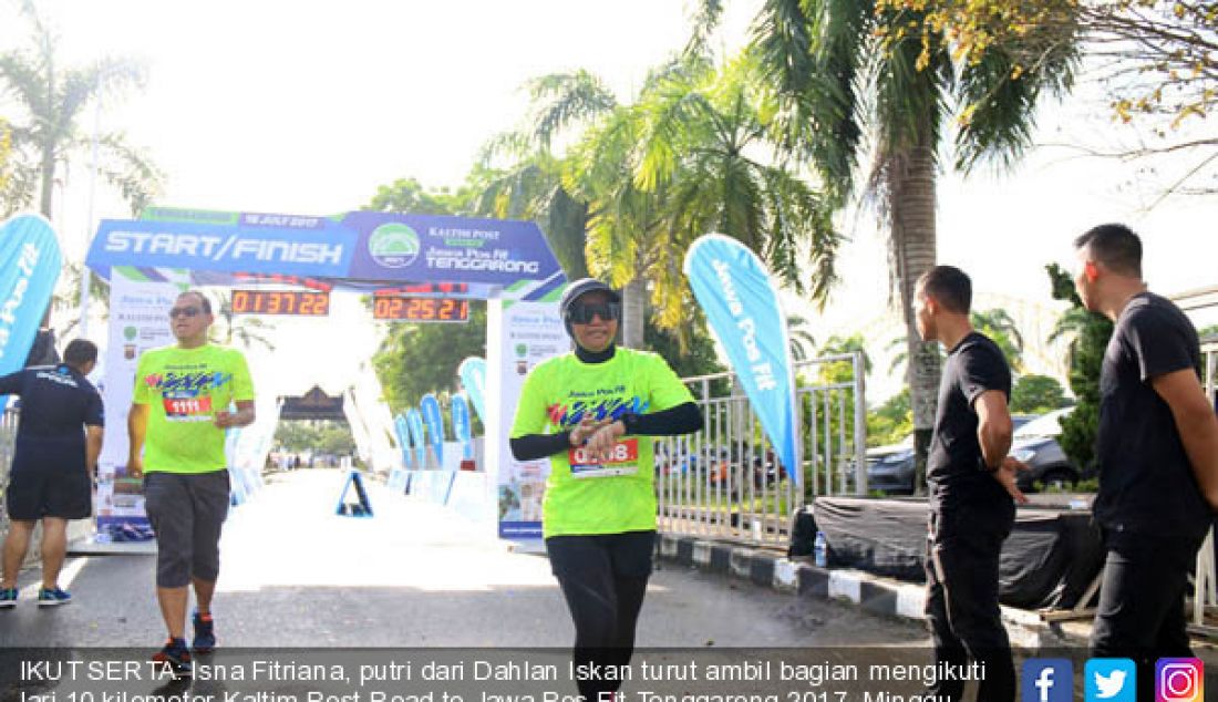 IKUT SERTA: Isna Fitriana, putri dari Dahlan Iskan turut ambil bagian mengikuti lari 10 kilometer Kaltim Post Road to Jawa Pos Fit Tenggarong 2017, Minggu (16/7). - JPNN.com