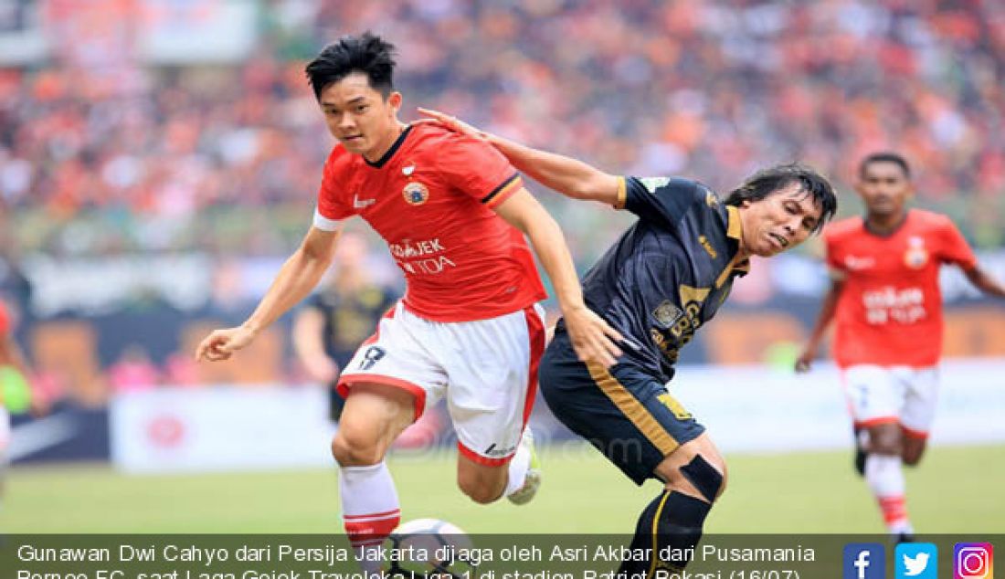 Gunawan Dwi Cahyo dari Persija Jakarta dijaga oleh Asri Akbar dari Pusamania Borneo FC saat Laga Gojek Traveloka Liga-1 di stadion Patriot Bekasi (16/07). Persija Menang dengan Skor 1-0 atas Pusamania Borneo FC. - JPNN.com