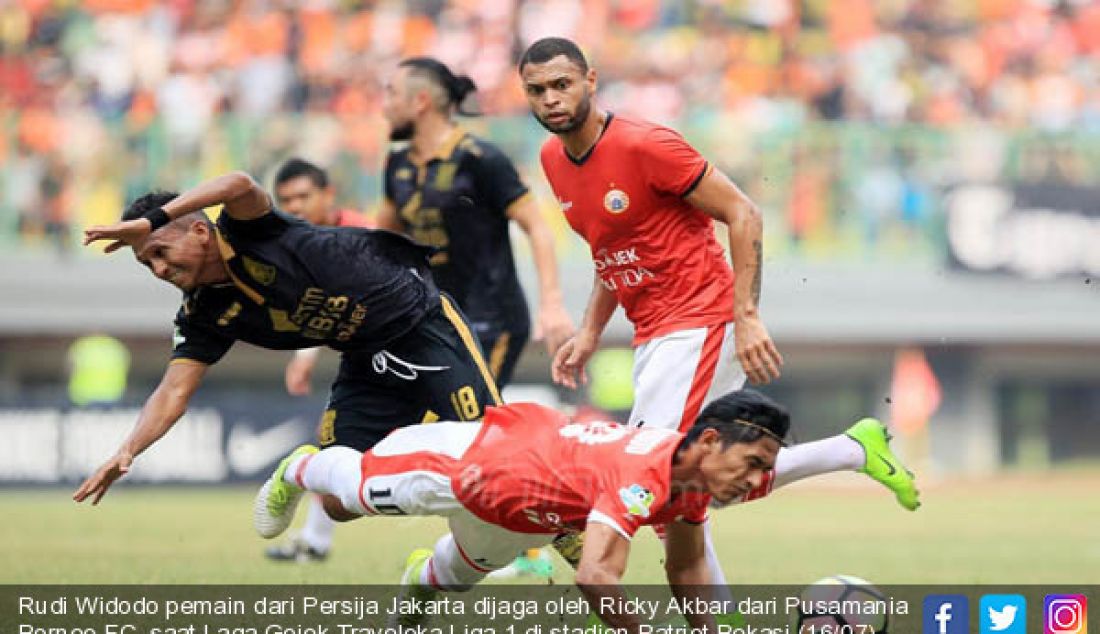 Rudi Widodo pemain dari Persija Jakarta dijaga oleh Ricky Akbar dari Pusamania Borneo FC saat Laga Gojek Traveloka Liga-1 di stadion Patriot Bekasi (16/07). Persija Menang dengan Skor 1-0 atas Pusamania Borneo FC. - JPNN.com