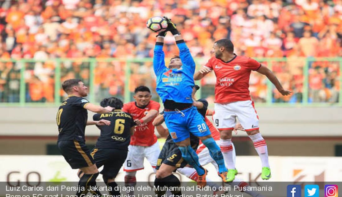 Luiz Carlos dari Persija Jakarta dijaga oleh Muhammad Ridho dari Pusamania Borneo FC saat Laga Gojek Traveloka Liga-1 di stadion Patriot Bekasi (16/07/2017) . Persija Menang dengan Skor 1-0 atas Pusamania Borneo FC. - JPNN.com