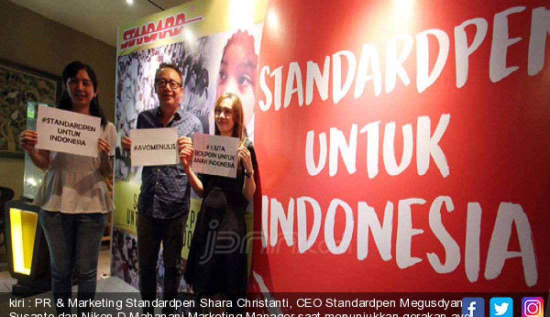 kiri : PR & Marketing Standardpen Shara Christanti, CEO Standardpen Megusdyan Susanto dan Niken D Mahanani Marketing Manager saat menunjukkan gerakan ayo menulis di Jakarta, Selasa (18/7). - JPNN.com