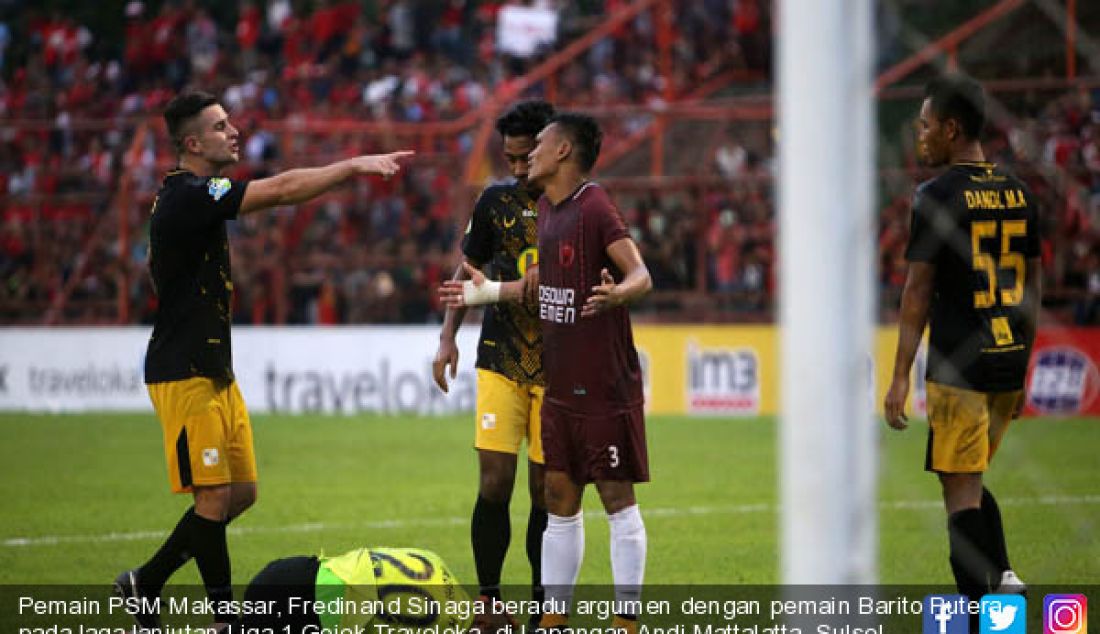 Pemain PSM Makassar, Fredinand Sinaga beradu argumen dengan pemain Barito Putera pada laga lanjutan Liga 1 Gojek-Traveloka, di Lapangan Andi Mattalatta, Sulsel, Makasar, Selasa (18/7). Pertandingan berakhir imbang 1-1. - JPNN.com