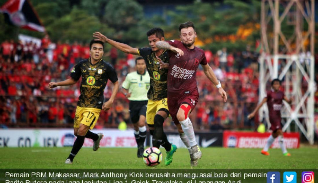 Pemain PSM Makassar, Mark Anthony Klok berusaha menguasai bola dari pemain Barito Putera pada laga lanjutan Liga 1 Gojek-Traveloka, di Lapangan Andi Mattalatta, Sulsel, Selasa (18/7). Pertandingan berakhir imbang 1-1. - JPNN.com