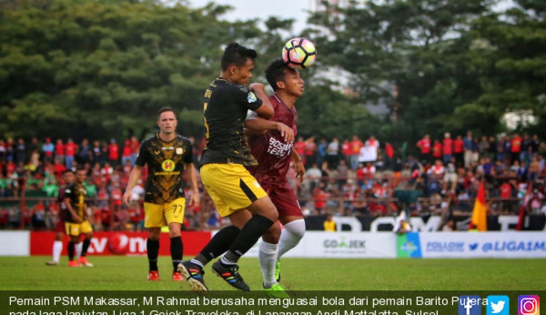 Pemain PSM Makassar, M Rahmat berusaha menguasai bola dari pemain Barito Putera pada laga lanjutan Liga 1 Gojek-Traveloka, di Lapangan Andi Mattalatta, Sulsel, Selasa (18/7). Pertandingan berakhir imbang 1-1. - JPNN.com