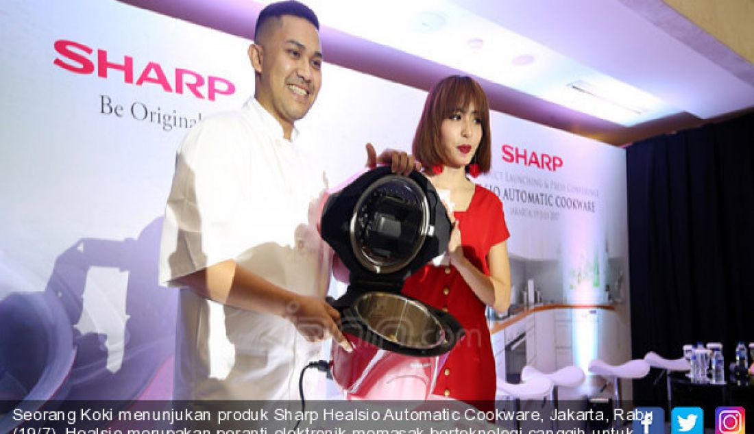 Seorang Koki menunjukan produk Sharp Healsio Automatic Cookware, Jakarta, Rabu (19/7). Healsio merupakan peranti elektronik memasak berteknologi canggih untuk kaum urban yang sangat membantu membuat masakan yang enak, sehat dan mudah. - JPNN.com