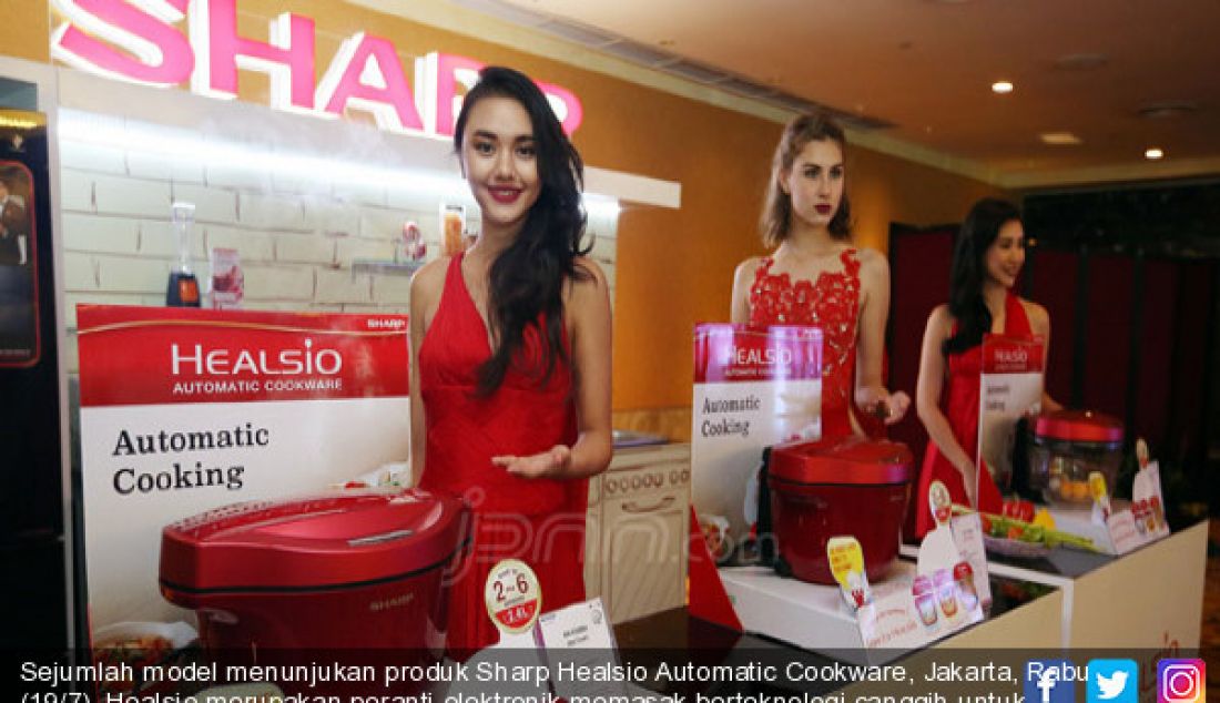 Sejumlah model menunjukan produk Sharp Healsio Automatic Cookware, Jakarta, Rabu (19/7). Healsio merupakan peranti elektronik memasak berteknologi canggih untuk kaum urban yang sangat membantu membuat masakan lebih mudah. - JPNN.com