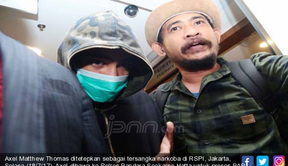 Axel Matthew Thomas ditetepkan sebagai tersangka narkoba di RSPI, Jakarta, Selasa (18/7/17). Axel dibawa ke Polres Bandara Soekarno Hatta untuk proses BAP. - JPNN.com