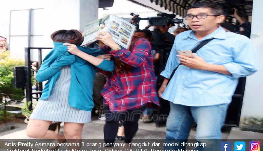 Artis Pretty Asmara bersama 8 orang penyanyi dangdut dan model ditangkap Direktorat Narkoba Polda Metro Jaya, Selasa (18/7/17). Barang bukti yang diamankan Sabu 2,03gram 23 butir extasi 38 happy five dan uang tunai 25 juta. - JPNN.com