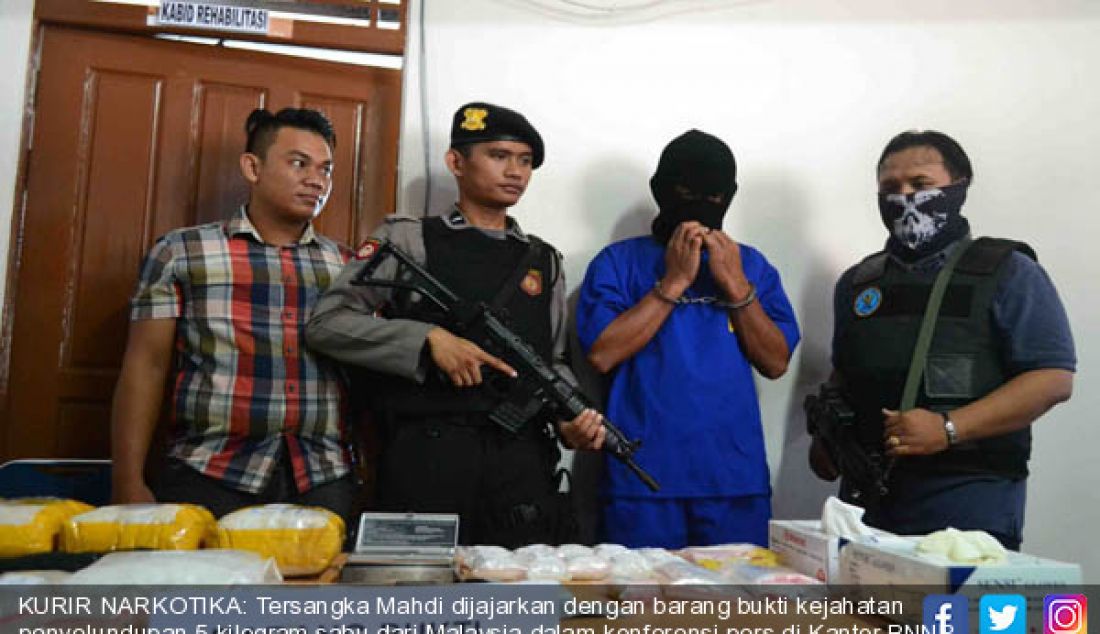 KURIR NARKOTIKA: Tersangka Mahdi dijajarkan dengan barang bukti kejahatan penyelundupan 5 kilogram sabu dari Malaysia dalam konferensi pers di Kantor BNNP Kalbar, Jalan Parit H Husein II, Selasa (18/7). - JPNN.com