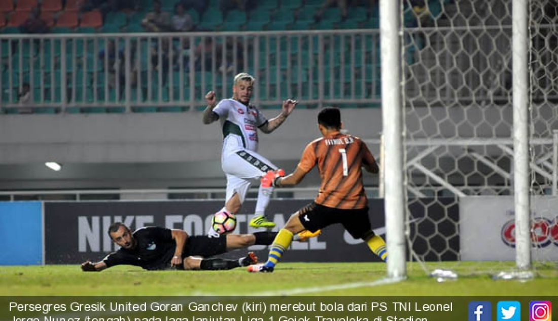 Persegres Gresik United Goran Ganchev (kiri) merebut bola dari PS TNI Leonel Jorge Nunez (tengah) pada laga lanjutan Liga 1 Gojek-Traveloka di Stadion Pakansari, Selasa (18/7). PS TNI memenangkan pertandingan skor akhir 2-1. - JPNN.com