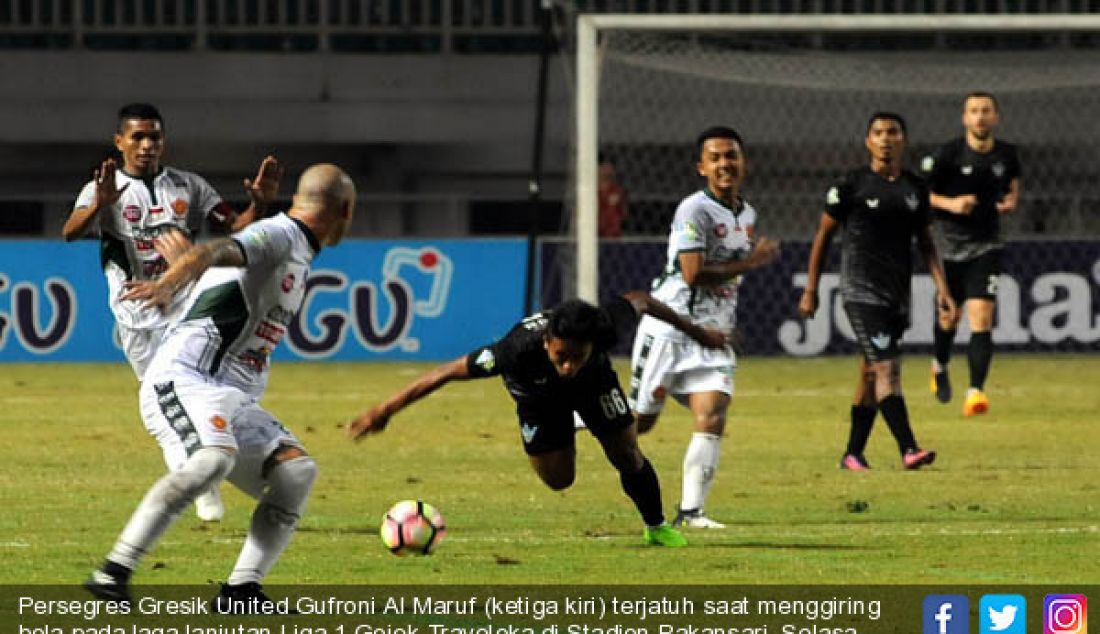 Persegres Gresik United Gufroni Al Maruf (ketiga kiri) terjatuh saat menggiring bola pada laga lanjutan Liga 1 Gojek-Traveloka di Stadion Pakansari, Selasa (18/7). PS TNI memenangkan pertandingan skor akhir 2-1. - JPNN.com