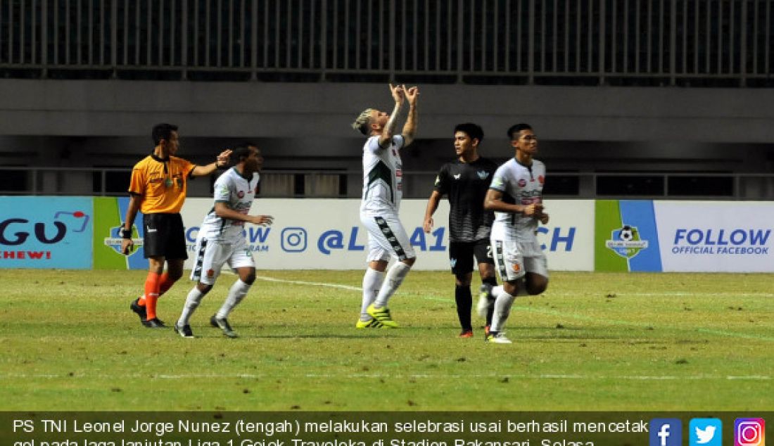 PS TNI Leonel Jorge Nunez (tengah) melakukan selebrasi usai berhasil mencetak gol pada laga lanjutan Liga 1 Gojek-Traveloka di Stadion Pakansari, Selasa (18/7). PS TNI memenangkan pertandingan skor akhir 2-1. - JPNN.com