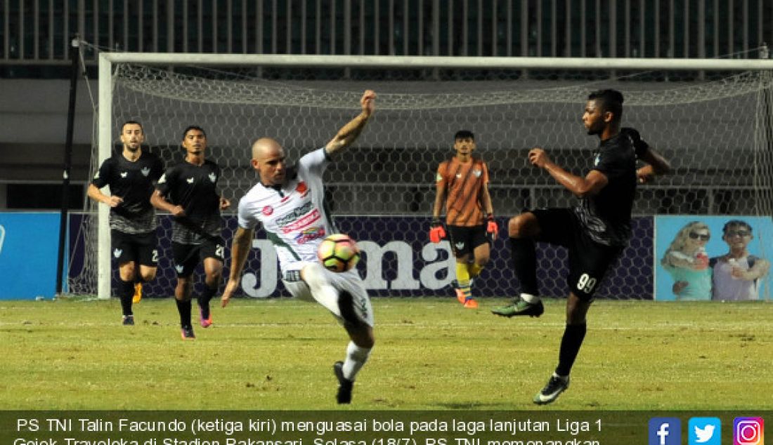  PS TNI Talin Facundo (ketiga kiri) menguasai bola pada laga lanjutan Liga 1 Gojek-Traveloka di Stadion Pakansari, Selasa (18/7). PS TNI memenangkan pertandingan skor akhir 2-1. - JPNN.com