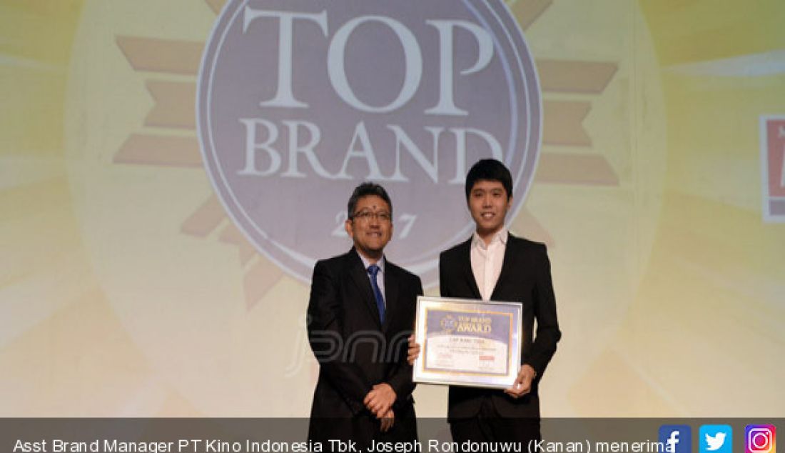 Asst Brand Manager PT Kino Indonesia Tbk, Joseph Rondonuwu (Kanan) menerima penghargaan Top Brand Award 2017, Jakarta, Rabu (19/7). - JPNN.com