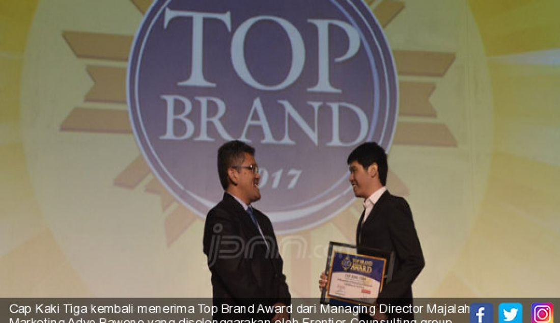 Cap Kaki Tiga kembali menerima Top Brand Award dari Managing Director Majalah Marketing Adyo Bawono yang diselenggarakan oleh Frontier Counsulting group. - JPNN.com