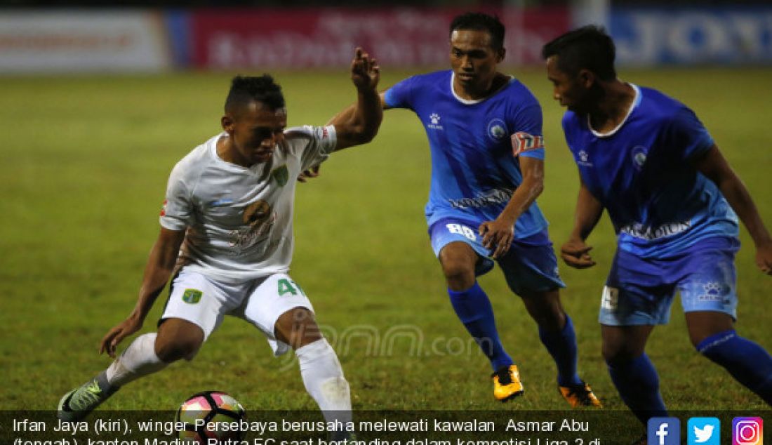 Irfan Jaya (kiri), winger Persebaya berusaha melewati kawalan Asmar Abu (tengah), kapten Madiun Putra FC saat bertanding dalam kompetisi Liga 2 di Stadion Wilis, Madiun, Kamis (20/7). - JPNN.com