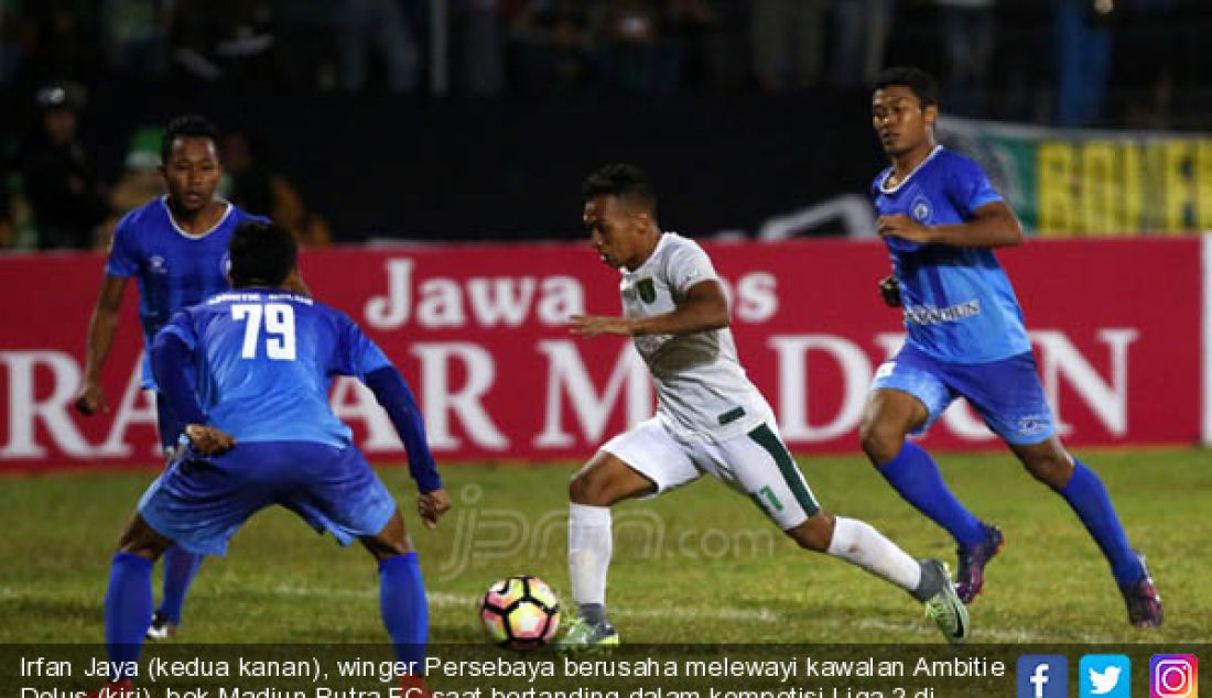 Irfan Jaya (kedua kanan), winger Persebaya berusaha melewayi kawalan Ambitie Dolus (kiri), bek Madiun Putra FC saat bertanding dalam kompetisi Liga 2 di Stadion Wilis, Madiun, Kamis (20/7). - JPNN.com