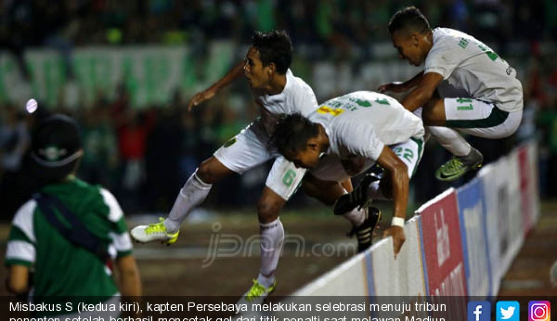 Misbakus S (kedua kiri), kapten Persebaya melakukan selebrasi menuju tribun penonton setelah berhasil mencetak gol dari titik penalti saat melawan Madiun Putra FC dalam kompetisi Liga 2 di Stadion Wilis, Madiun, Kamis (20/7). - JPNN.com