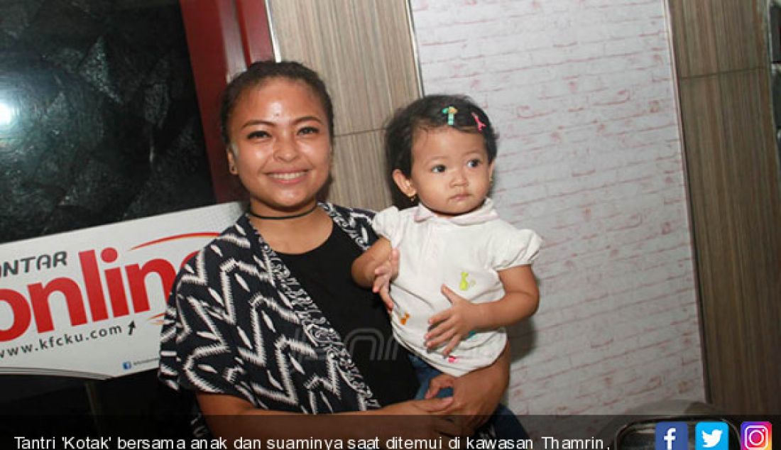 Tantri 'Kotak' bersama anak dan suaminya saat ditemui di kawasan Thamrin, Jakarta Pusat. - JPNN.com