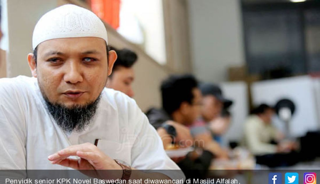 Penyidik senior KPK Novel Baswedan saat diwawancari di Masjid Alfalah, Singapura, Jumat (12/7). - JPNN.com