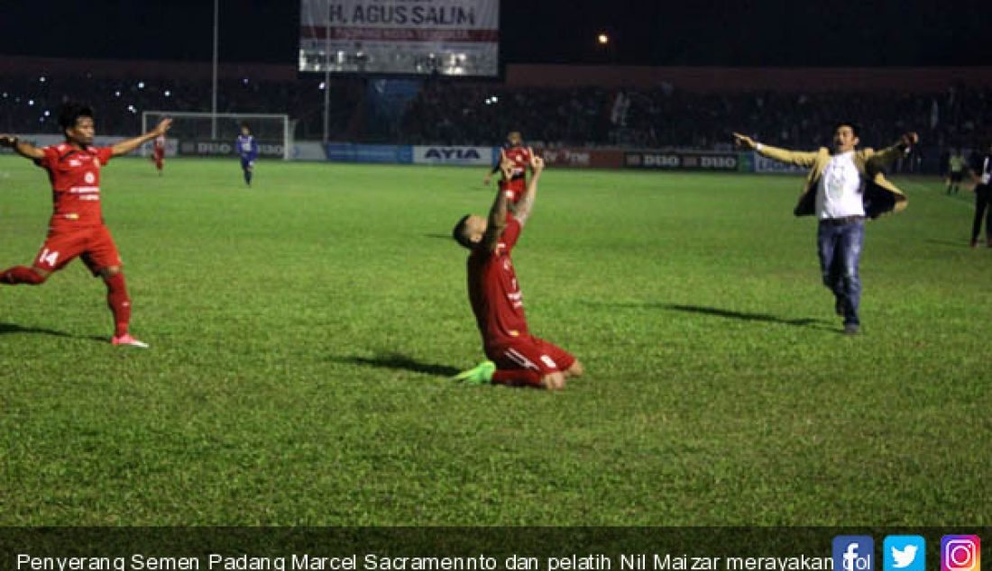 Penyerang Semen Padang Marcel Sacramennto dan pelatih Nil Maizar merayakan gol yang diciptakannya ke gawang Arema Malang. - JPNN.com