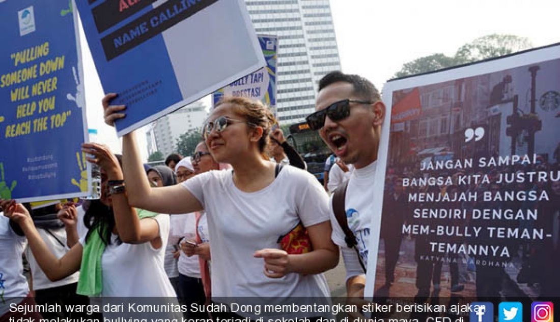 Sejumlah warga dari Komunitas Sudah Dong membentangkan stiker berisikan ajakan tidak melakukan bullying yang kerap terjadi di sekolah dan di dunia maya, CFD di kawasan Bundaran HI, Jakarta, Minggu (23/7). - JPNN.com
