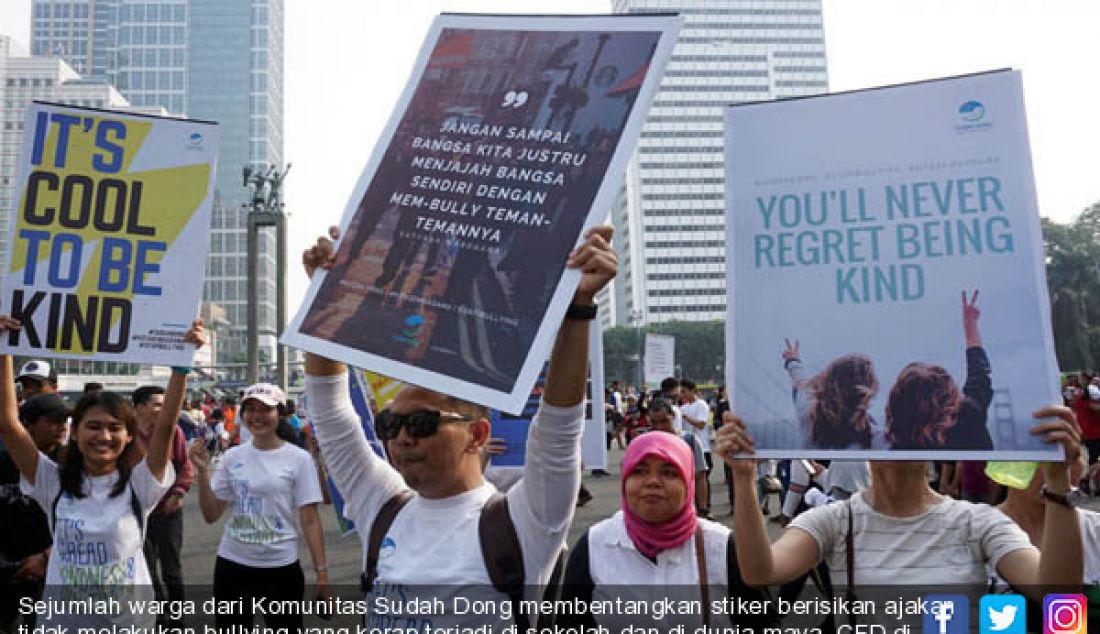 Sejumlah warga dari Komunitas Sudah Dong membentangkan stiker berisikan ajakan tidak melakukan bullying yang kerap terjadi di sekolah dan di dunia maya, CFD di kawasan Bundaran HI, Jakarta, Minggu (23/7). - JPNN.com