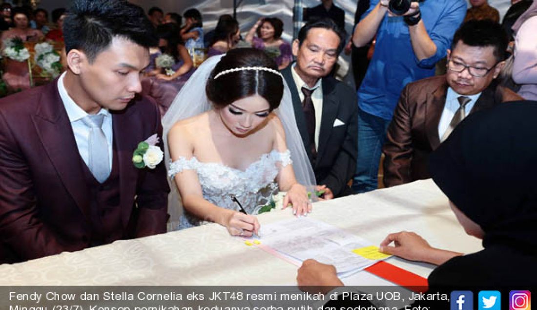 Fendy Chow dan Stella Cornelia eks JKT48 resmi menikah di Plaza UOB, Jakarta, Minggu (23/7). Konsep pernikahan keduanya serba putih dan sederhana. - JPNN.com