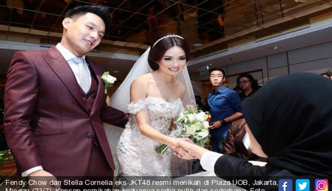 Fendy Chow dan Stella Cornelia eks JKT48 resmi menikah di Plaza UOB, Jakarta, Minggu (23/7). Konsep pernikahan keduanya serba putih dan sederhana. - JPNN.com