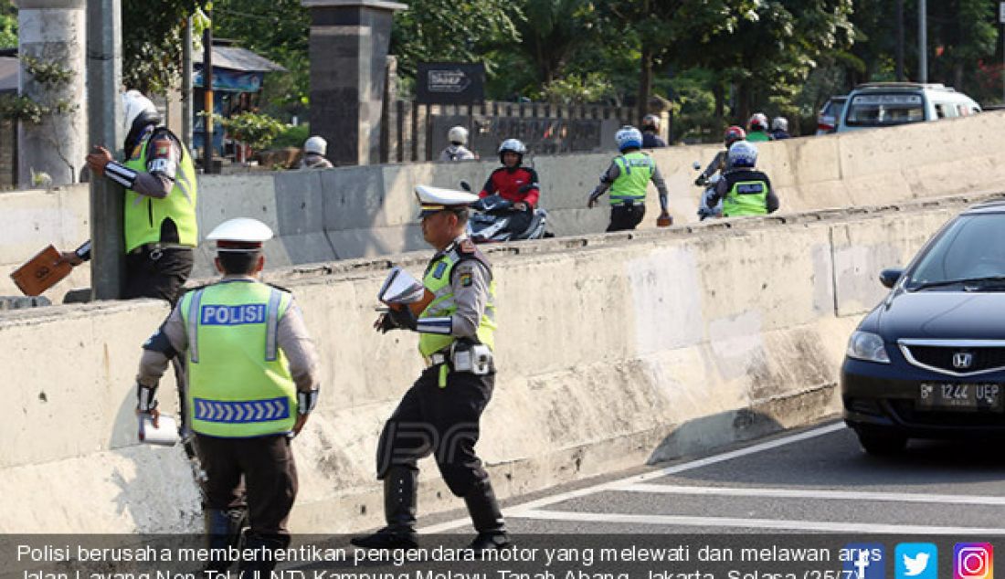Polisi berusaha memberhentikan pengendara motor yang melewati dan melawan arus Jalan Layang Non Tol (JLNT) Kampung Melayu-Tanah Abang, Jakarta, Selasa (25/7). Meski sering dirazia, namun pengendara sepeda motor tetap nekat. - JPNN.com