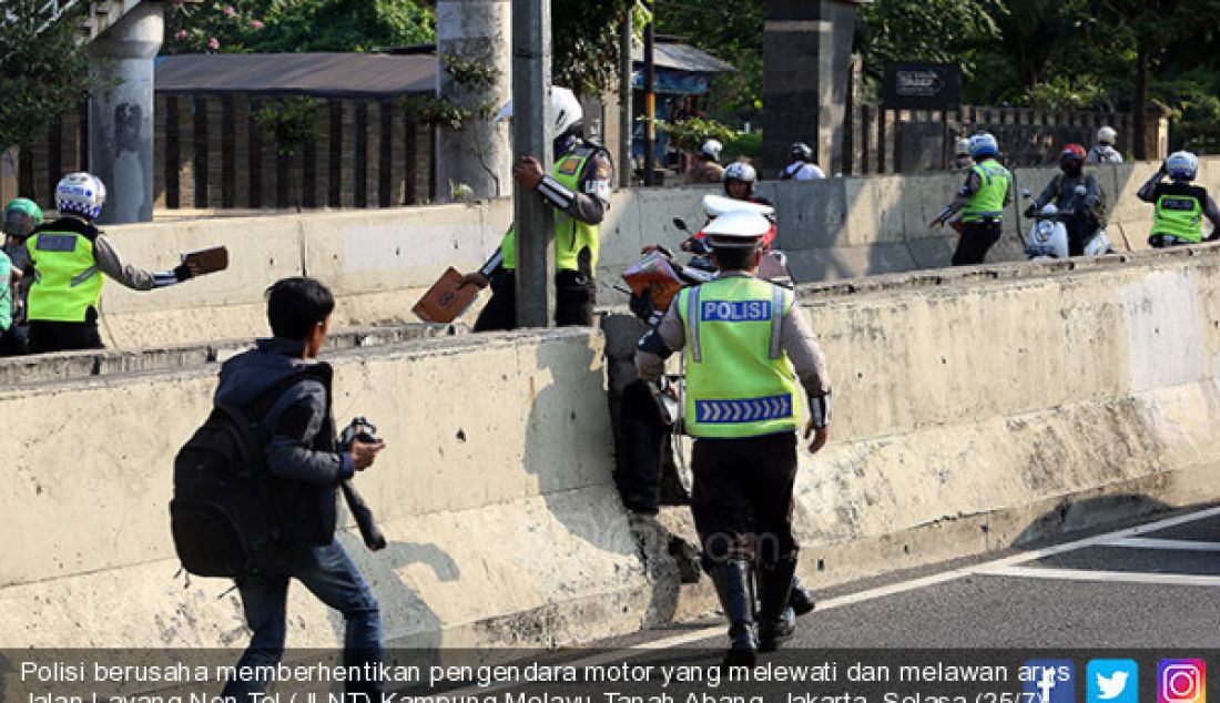 Polisi berusaha memberhentikan pengendara motor yang melewati dan melawan arus Jalan Layang Non Tol (JLNT) Kampung Melayu-Tanah Abang, Jakarta, Selasa (25/7). Meski sering dirazia, namun pengendara sepeda motor tetap nekat. - JPNN.com