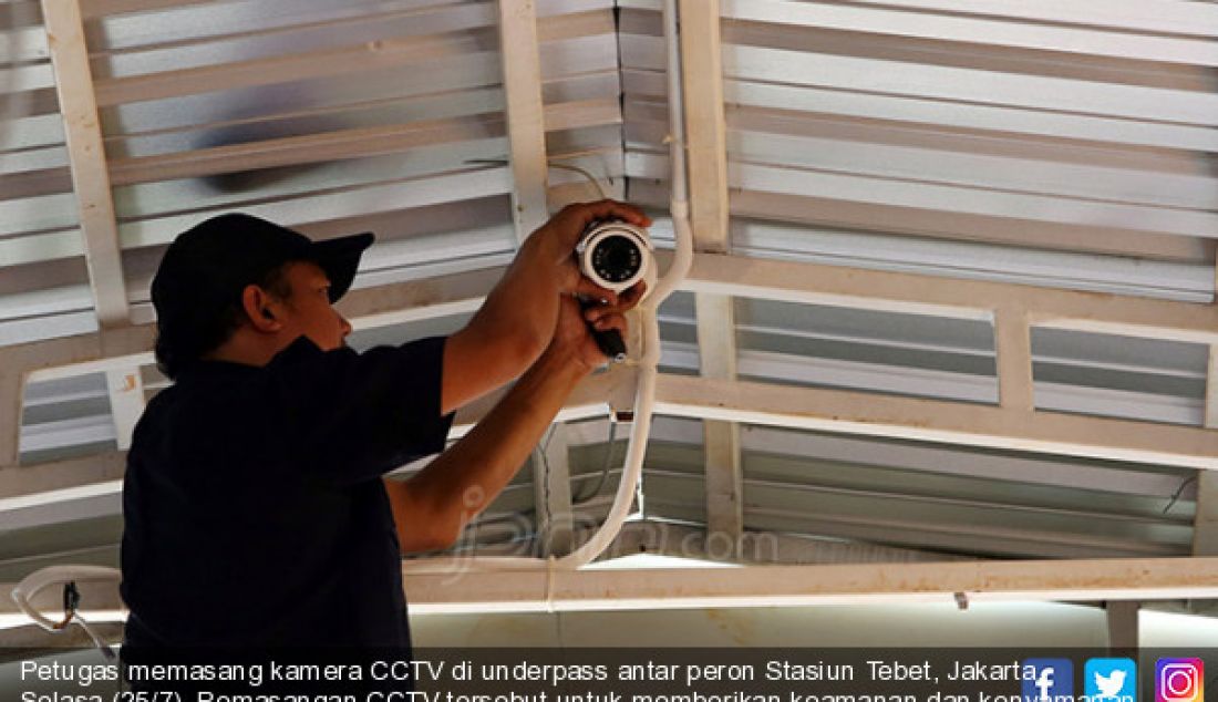 Petugas memasang kamera CCTV di underpass antar peron Stasiun Tebet, Jakarta, Selasa (25/7). Pemasangan CCTV tersebut untuk memberikan keamanan dan kenyamanan pengguna KRL. - JPNN.com