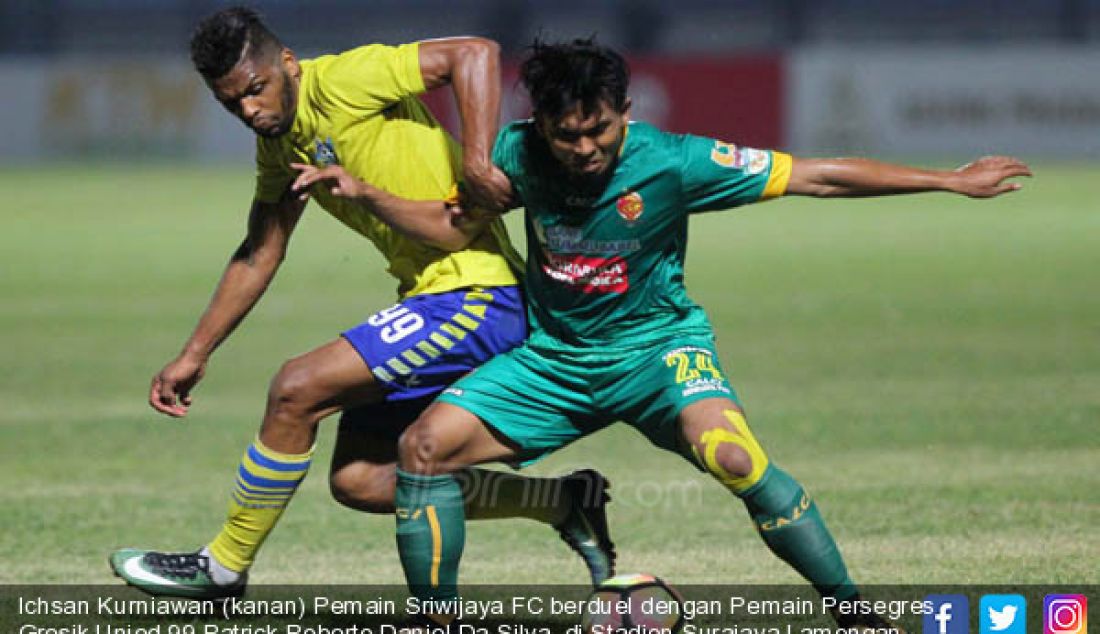 Ichsan Kurniawan (kanan) Pemain Sriwijaya FC berduel dengan Pemain Persegres Gresik Unied 99 Patrick Roberto Daniel Da Silva, di Stadion Surajaya Lamongan, pada laga Liga 1. - JPNN.com