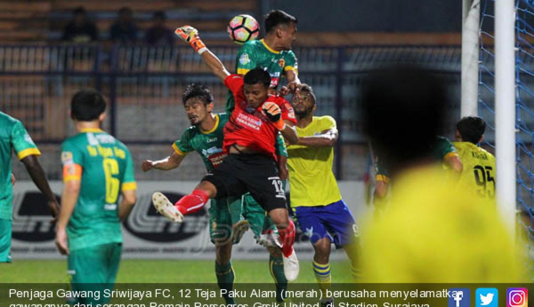 Penjaga Gawang Sriwijaya FC, 12 Teja Paku Alam (merah) berusaha menyelamatkan gawangnya dari serangan Pemain Persegres Grsik United, di Stadion Surajaya Lamongan pada Laga Liga 1. - JPNN.com