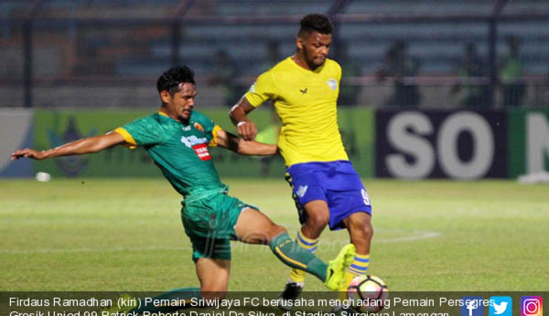 Firdaus Ramadhan (kiri) Pemain Sriwijaya FC berusaha menghadang Pemain Persegres Gresik Unied 99 Patrick Roberto Daniel Da Silva, di Stadion Surajaya Lamongan, pada laga Liga 1. - JPNN.com